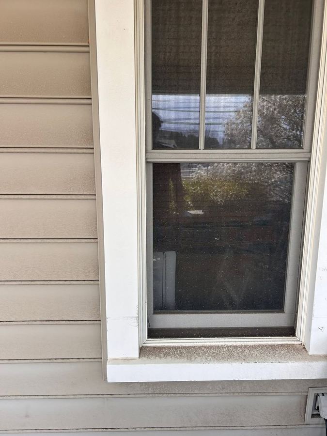 Streak-free window and wiped sill after cleaning